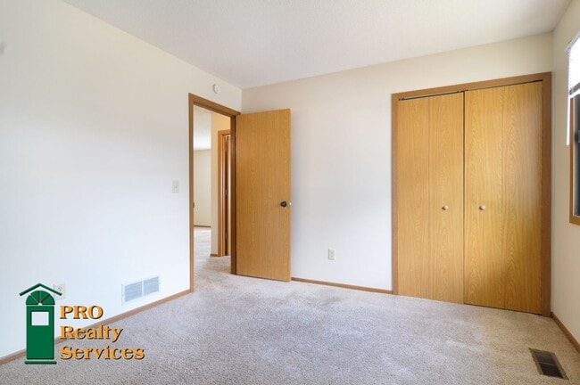 Building Photo - 2 Bedroom Townhome in Oakdale