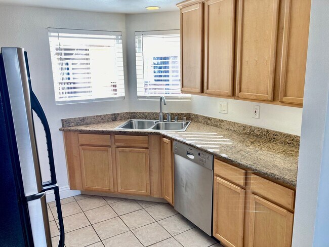 Building Photo - 2 Bed/1 Bath Condo Apt.  Blocks to Imperia...