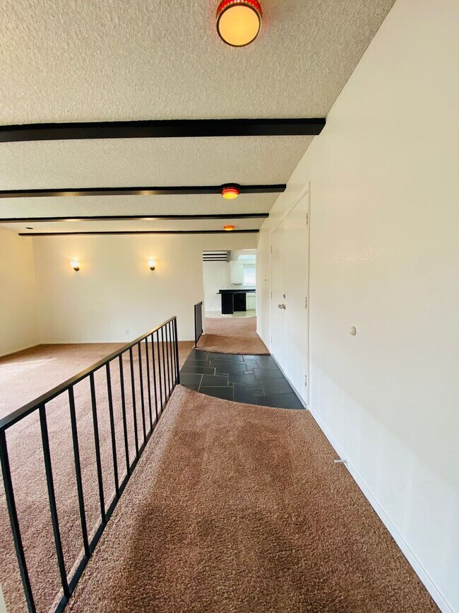 Building Photo - Cute Corner Lot!
