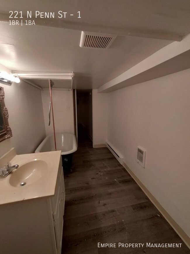 Building Photo - 1st Floor: 1 Bedroom/ 1 Bathroom Apartment...