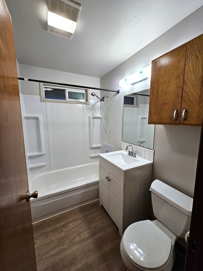 Building Photo - Renovated 2 Bedroom, 1 Bath Apt in Inner M...