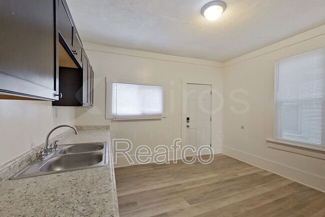 Building Photo - 966 Oakwood Ave