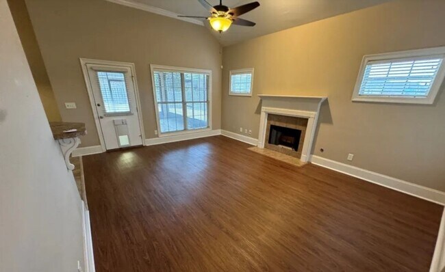 Building Photo - Beautiful Home in Deer Creek