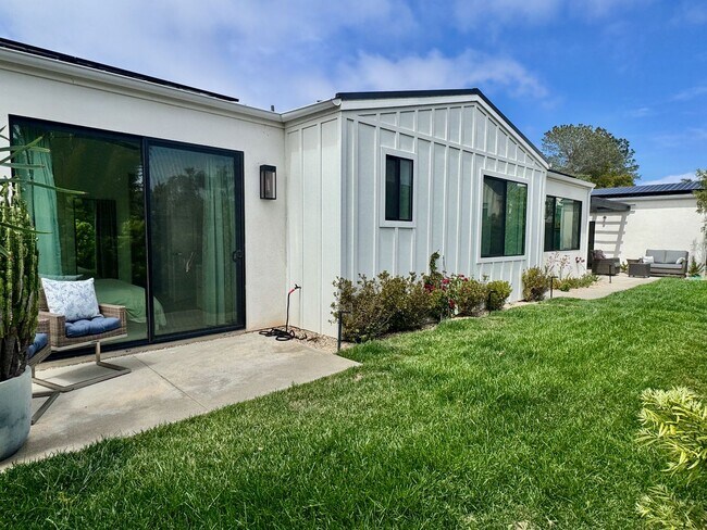 Building Photo - 1333 Lake Dr