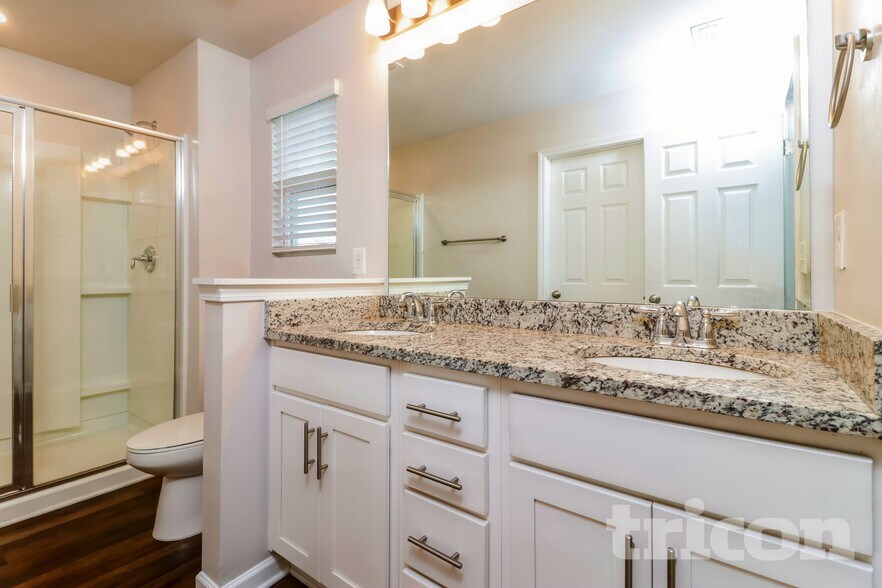 Building Photo - 2977 McKenzie Dr