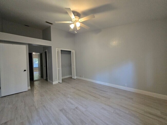 Building Photo - Beautiful and spacious remodeled unit