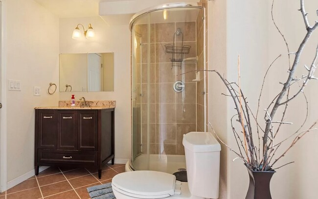 Building Photo - Huge room in a large shared home, private ...