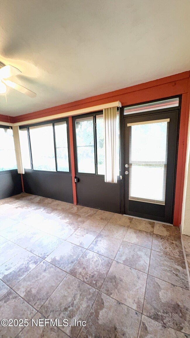 Building Photo - 18 Warren Pl