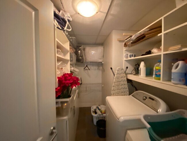 Building Photo - Large 2 bedroom 2 1/2 bath condo at One Li...