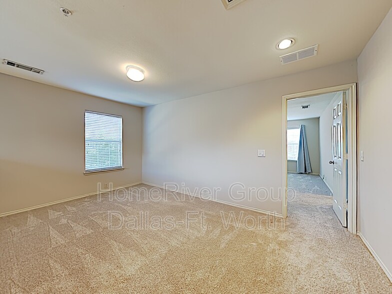 Building Photo - 2216 Stoneleigh Pl