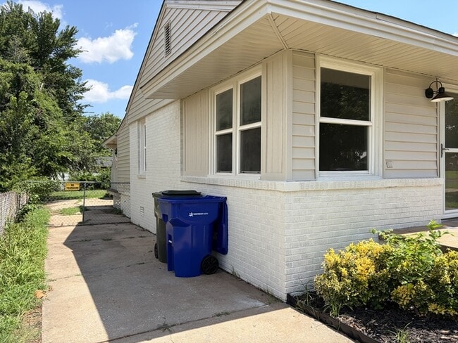 Building Photo - 411 E Showalter Dr