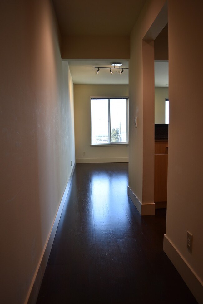 Building Photo - Capitol Hill 1BR/1BA with Stunning City Views