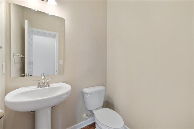 Building Photo - 2858 Canterbury Dr