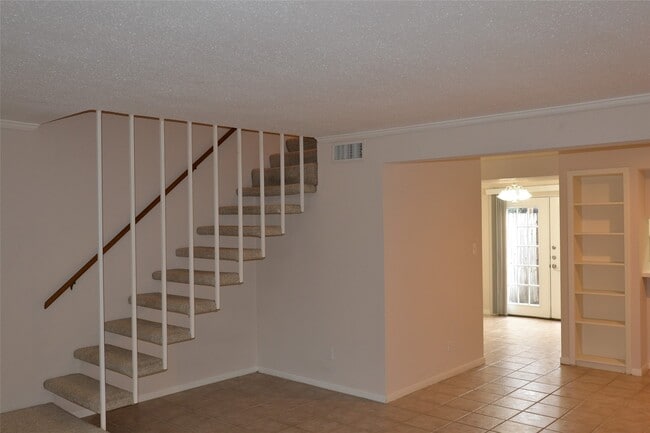 Building Photo - 6111 Beverly Hill St