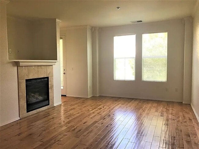 Building Photo - Charming 4 bedroom 4 bathroom in heart of ...