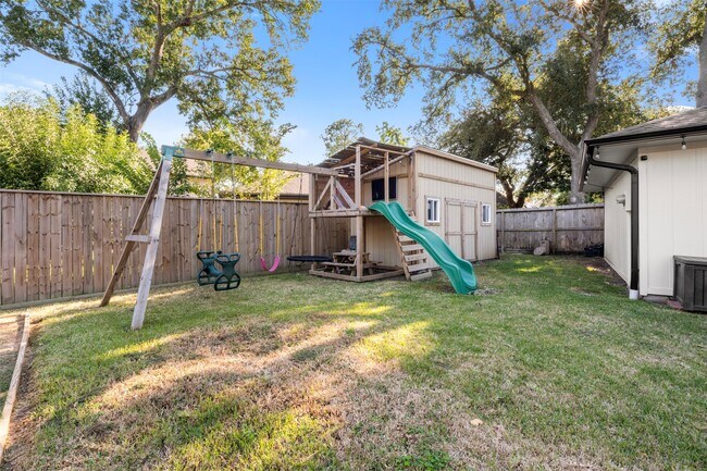 Building Photo - 1018 Trowbridge Dr