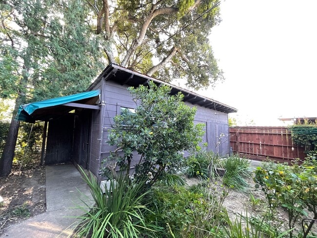 Building Photo - 3 Bedroom, 2 Bath Home On Quiet Street