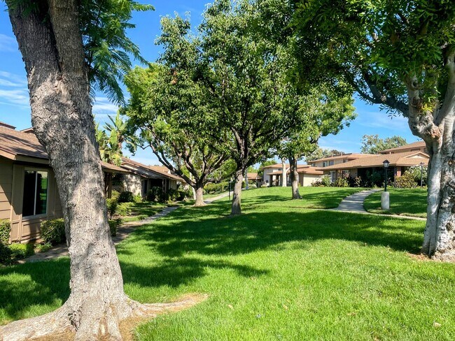 Building Photo - Updated 2-Bedroom Townhome with Garage in Resort-Style Community