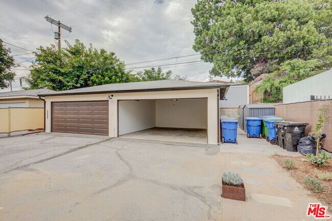 Building Photo - 12349 Riverside Dr