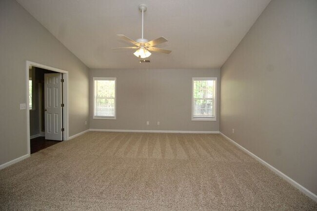 Building Photo - Huge Ranch home!