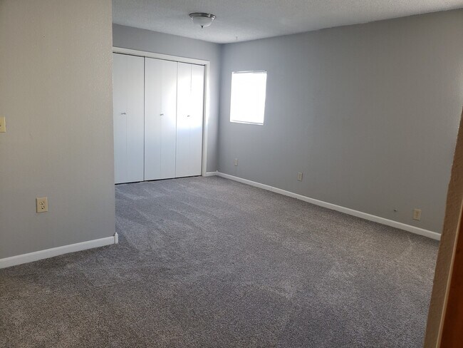 Building Photo - Large 5 Bedroom Home!