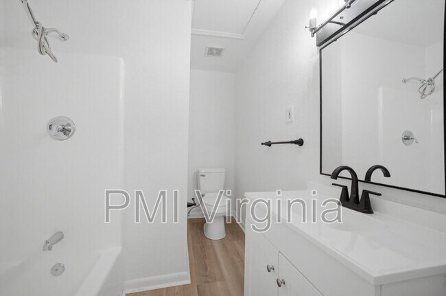 Building Photo - 742 Mt Vernon Ave