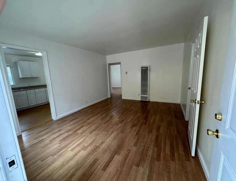 Building Photo - 5566 Kinston Ave