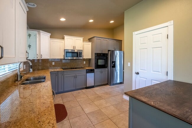 Building Photo - Large corner lot home in desirable Woodland Heights.