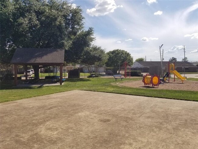 Building Photo - One story, 3 bedroom duplex available!