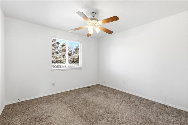 Building Photo - 3 Bedroom 2.5 Bathroom Townhouse in Southeast Boise