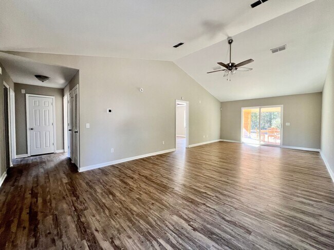 Building Photo - COMING MID-MAY 2026! (Pet Friendly)