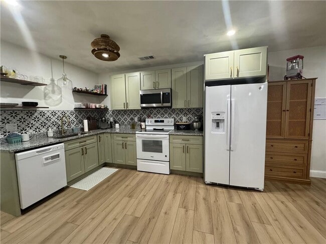 Building Photo - 31 Stella St