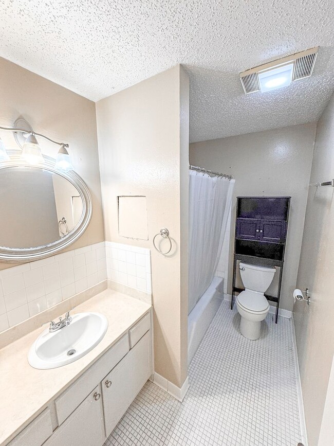 Building Photo - 2 bed Condo in Central Longview