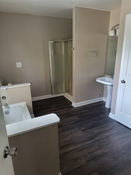 Building Photo - 245 Guinevere Ct