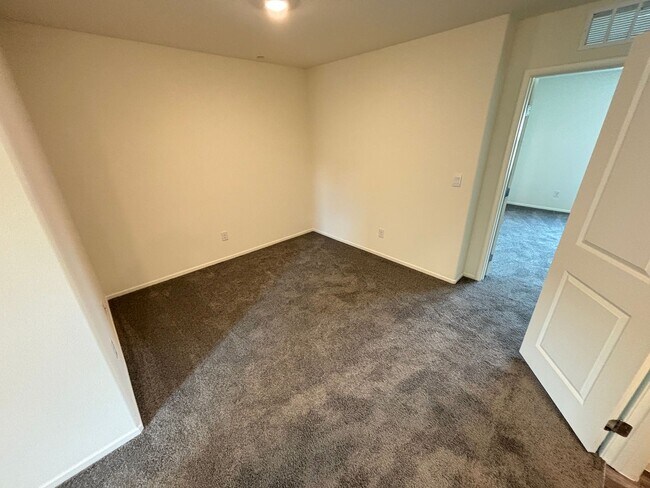 Building Photo - Charming 3Bed/2.5Bath/2Car Townhouse located in Northwest Las Vegas