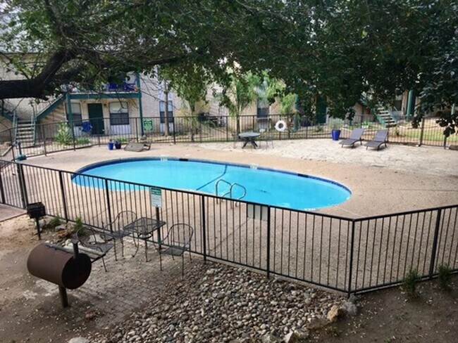 Building Photo - Great Location, Immediate Move In available - 2 bed / 2 bath Condo - 100% off First Month's rent!