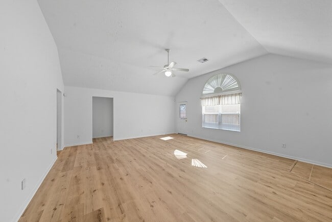 Building Photo - 14730 Fir Knoll Way