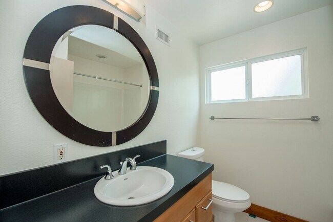 Building Photo - 3 Bedroom Single Family Home in the Brea-O...