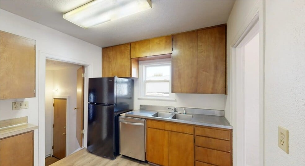 Kitchen - 605 W Whitman Dr