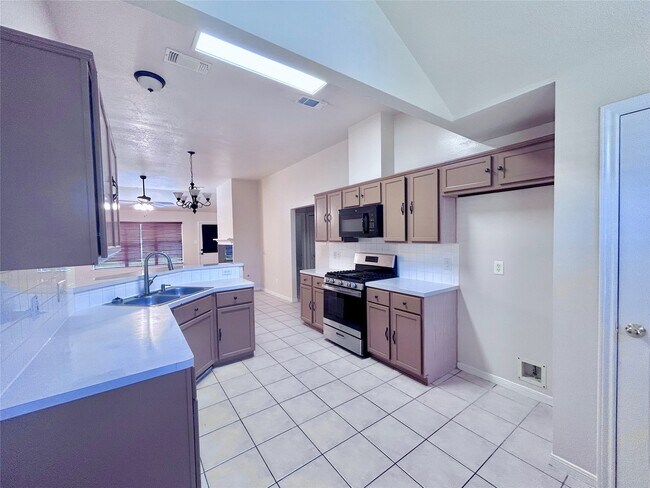 Building Photo - 18523 Spinney Ln