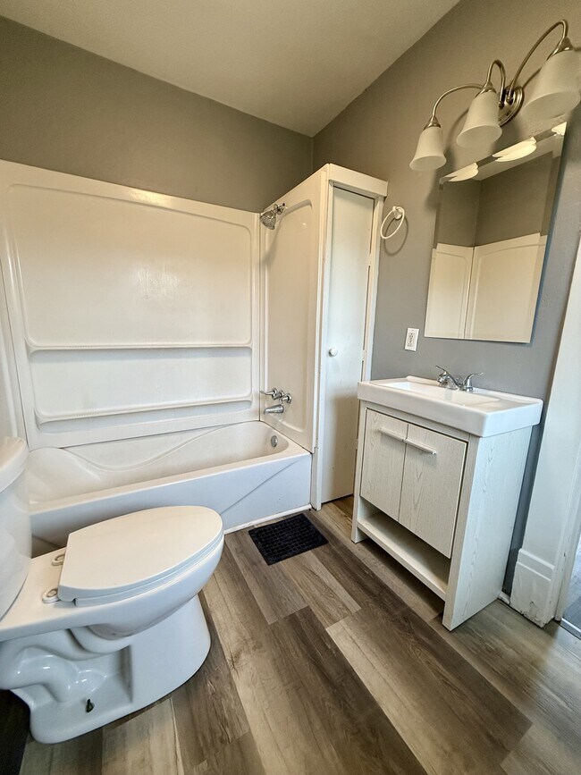 Building Photo - 701 E Broadway St