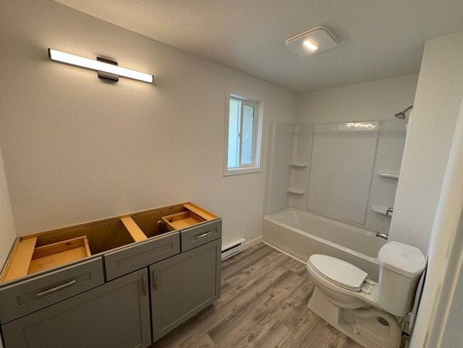Building Photo - Newly Remodeled 2 Bedroom 1 Bathroom - Duplex