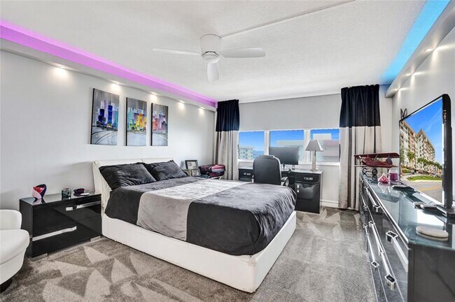 Building Photo - 1150 Hillsboro Mile