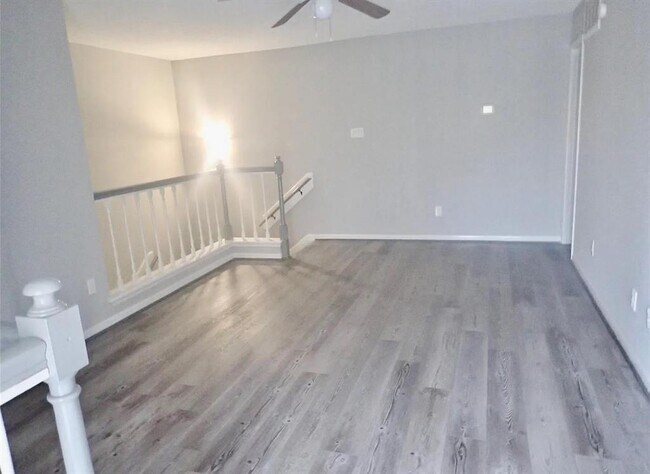 Building Photo - 11201 Lynbrook Dr