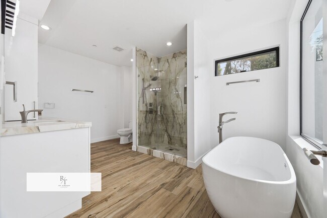 Building Photo - Luxury Modern Living with Stunning LA Skyline Views