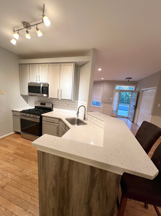 Building Photo - 305 Dresher Woods Dr