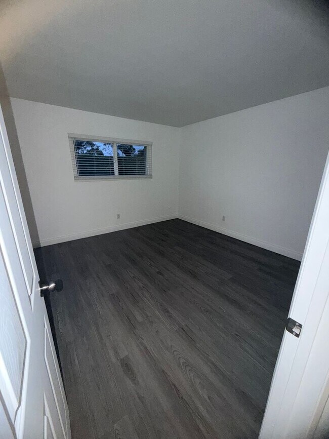 Building Photo - Recently Remodeled 2 bedroom