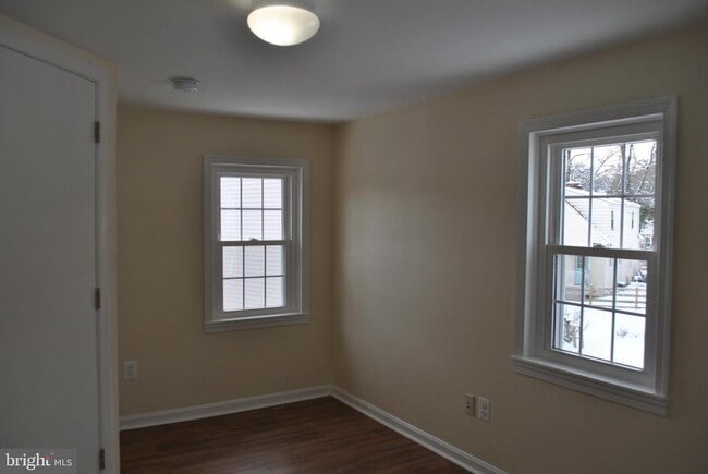 Building Photo - 232 Robinson St