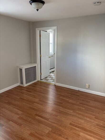 Building Photo - 27 Elm St