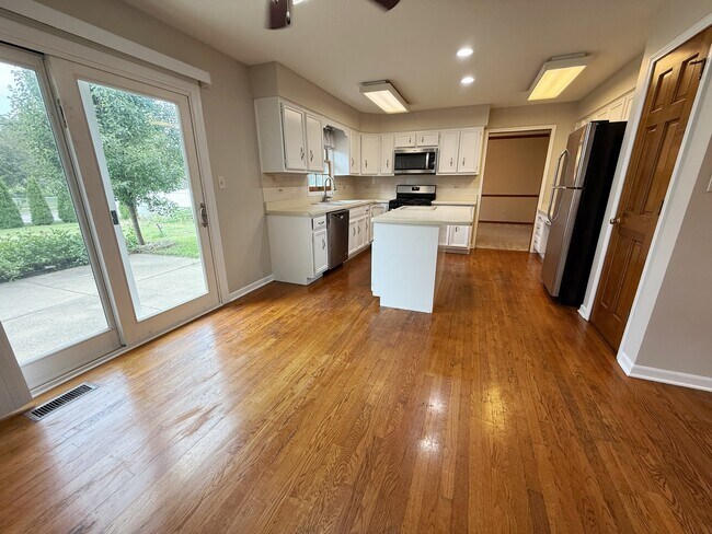 Building Photo - 2436 Putnam Dr